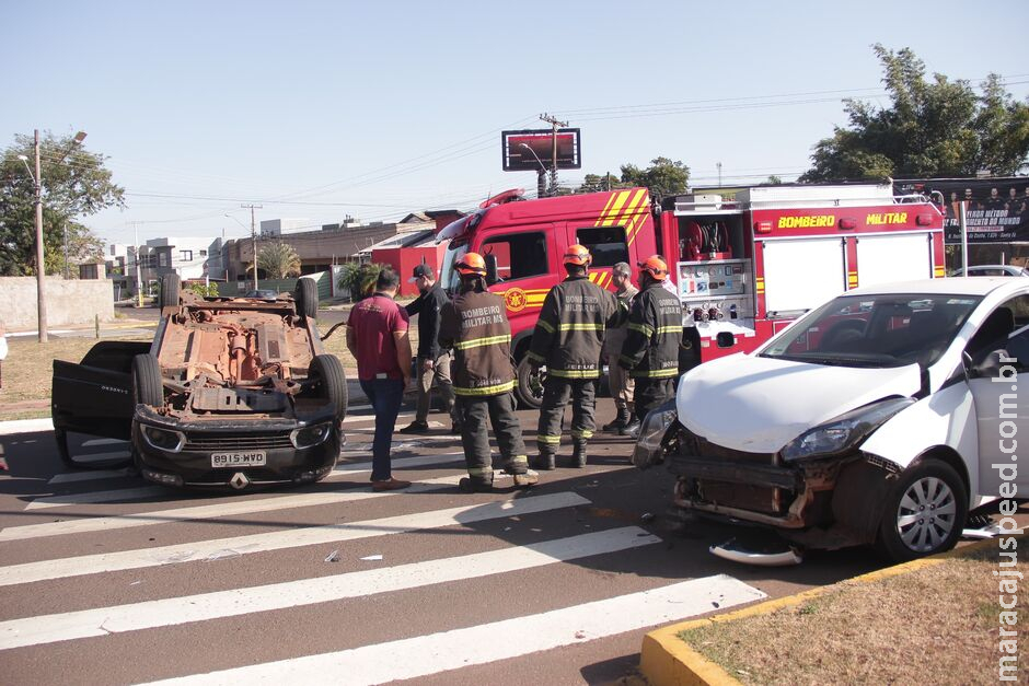 Acidente entre carros termina em capotamento no Parque dos Poderes Acidente entre carros termina em capotamento no Parque dos Poderes