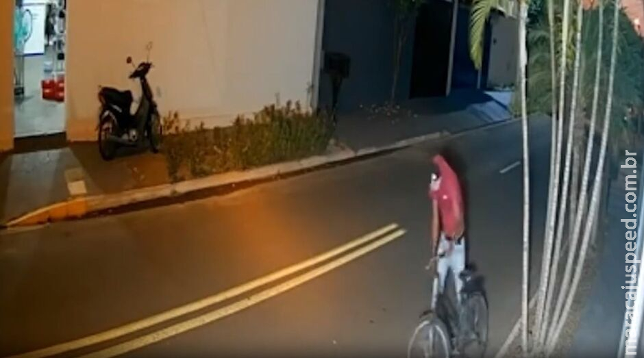 Armado com faca, bandido faz mulher de refém e rouba loja em Três Lagoa