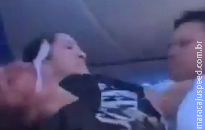 Avião faz pouso de emergência após passageira morder comissário Avião faz pouso de emergência após passageira morder comissário