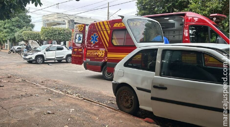 Batida entre carros deixa dois feridos em Nova Andradina Batida entre carros deixa dois feridos em Nova Andradina