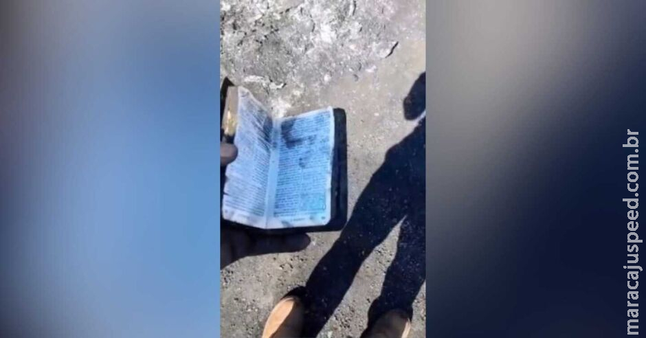 Bíblia é encontrada intacta após incêndio que destruiu ônibus em Nova Alvorada do Sul Bíblia é encontrada intacta após incêndio que destruiu ônibus em Nova Alvorada do Sul