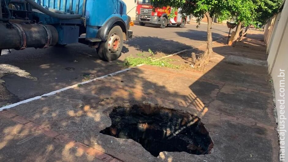 Calçada cede e idoso cai em fossa durante limpeza em Bataguassu Calçada cede e idoso cai em fossa durante limpeza em Bataguassu