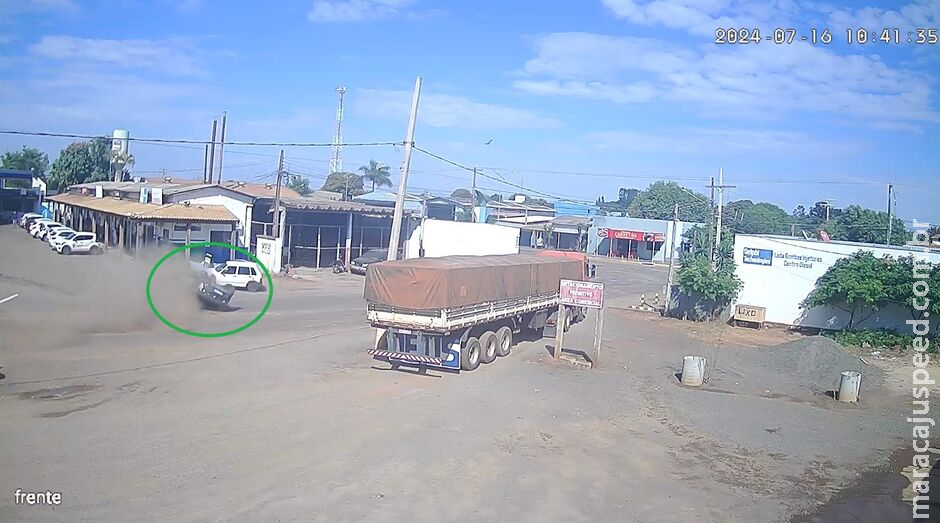 Câmera flagra traficante capotando carro e sendo preso após fuga em Amambai Câmera flagra traficante capotando carro e sendo preso após fuga em Amambai