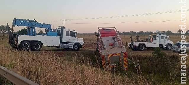 Caminhão do Corpo de Bombeiros cai em vala após controlar incêndio em carro Caminhão do Corpo de Bombeiros cai em vala após controlar incêndio em carro