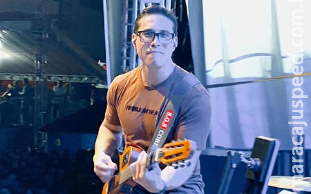 Cantor morre eletrocutado no palco após receber abraço Cantor morre eletrocutado no palco após receber abraço