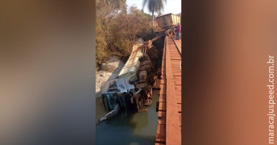 Carreta cai de ponte e motorista fica ferido em Sidrolândia Carreta cai de ponte e motorista fica ferido em Sidrolândia