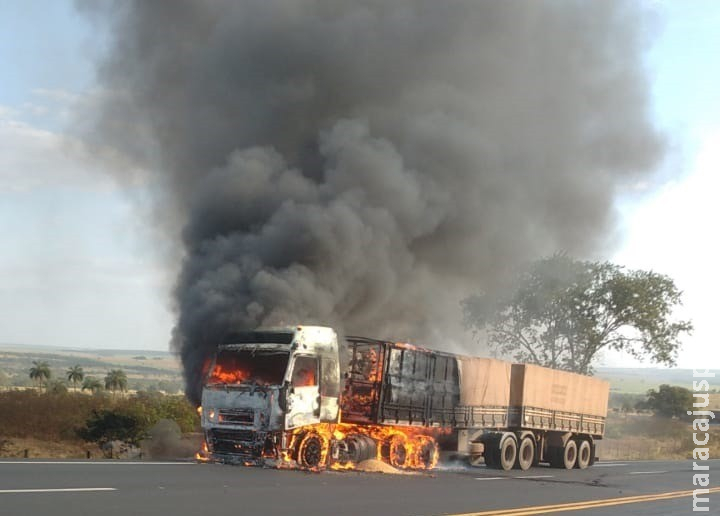 Carreta carregada com soja pega fogo e fica destruída na MS-306, em Costa Rica Carreta carregada com soja pega fogo e fica destruída na MS-306, em Costa Rica