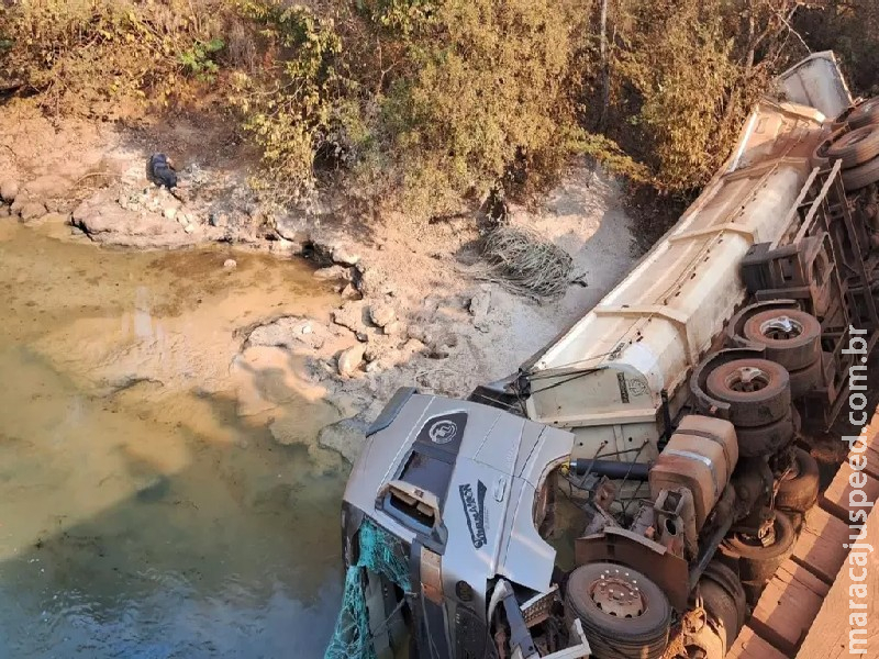 Carreta com 45 toneladas calcário que caiu de ponte pode contaminar rio em Sidrolândia Carreta com 45 toneladas calcário que caiu de ponte pode contaminar rio em Sidrolândia