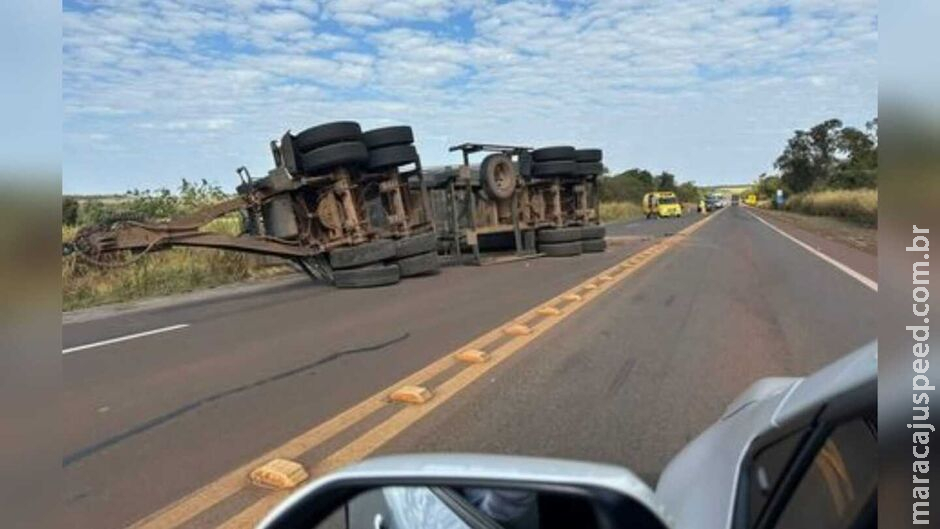 Carreta com adubo tomba e deixa rodovia fechada BR-163 em Nova Alvorada do Sul Carreta com adubo tomba e deixa rodovia fechada BR-163 em Nova Alvorada do Sul