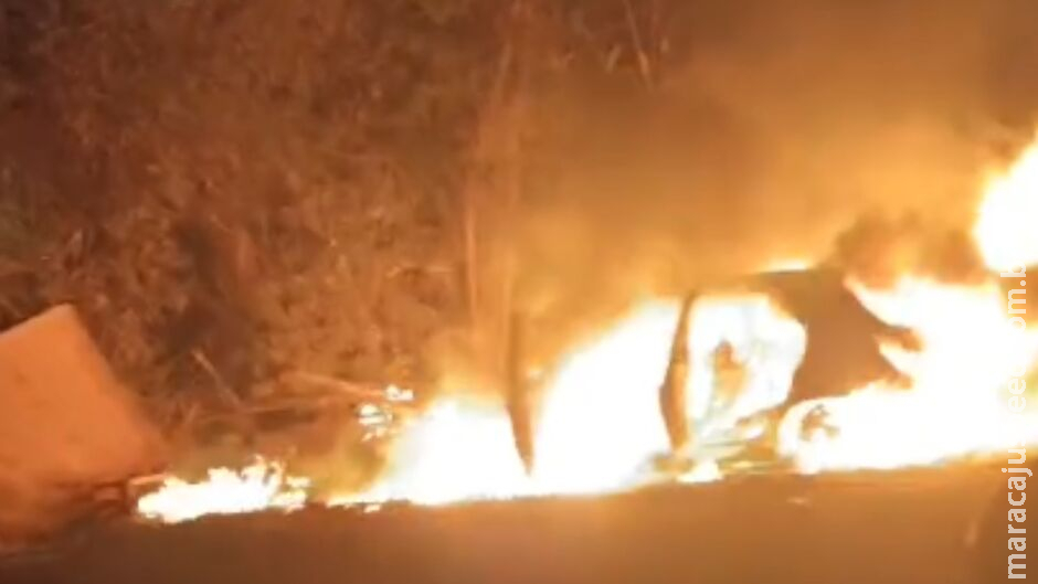 Carro é flagrado em chamas em estrada vicinal em Campo Grande Carro é flagrado em chamas em estrada vicinal em Campo Grande