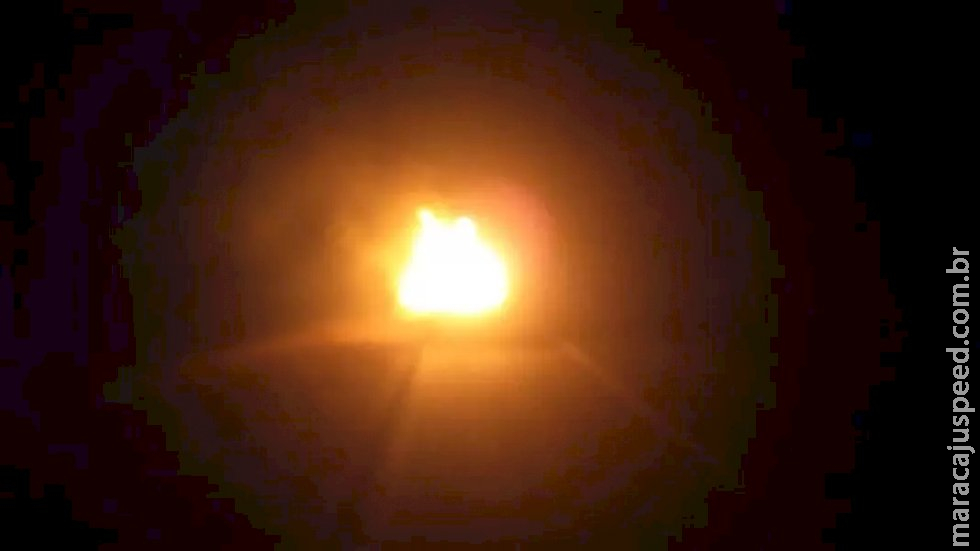 Carro fica destruído após pegar fogo quando família voltava para casa na MS-306 Carro fica destruído após pegar fogo quando família voltava para casa na MS-306