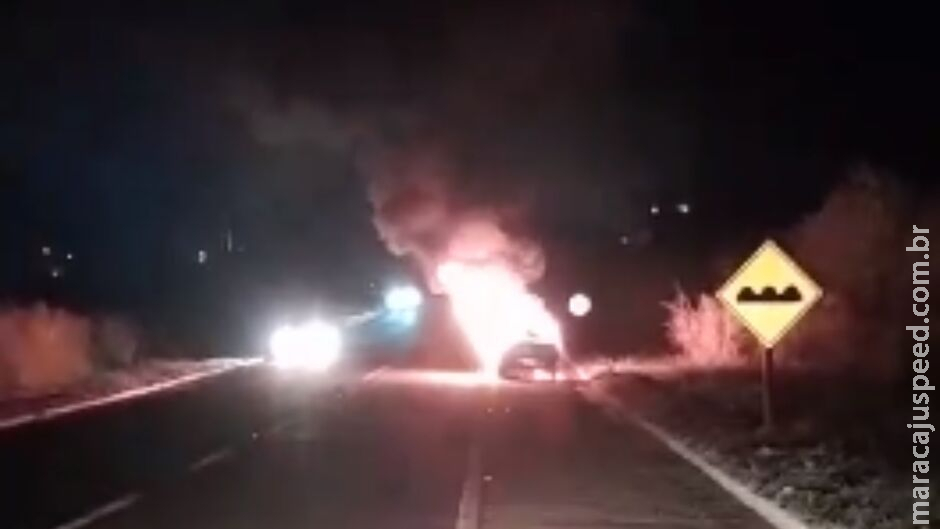 Carro pega fogo e fica completamente destruído na BR-376, em Deodápolis Carro pega fogo e fica completamente destruído na BR-376, em Deodápolis