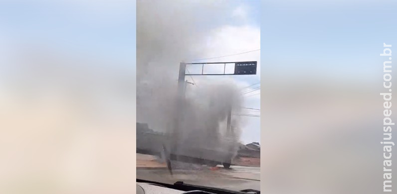 Carro tem pane elétrica e pega fogo no meio da rua em Três Lagoas Carro tem pane elétrica e pega fogo no meio da rua em Três Lagoas