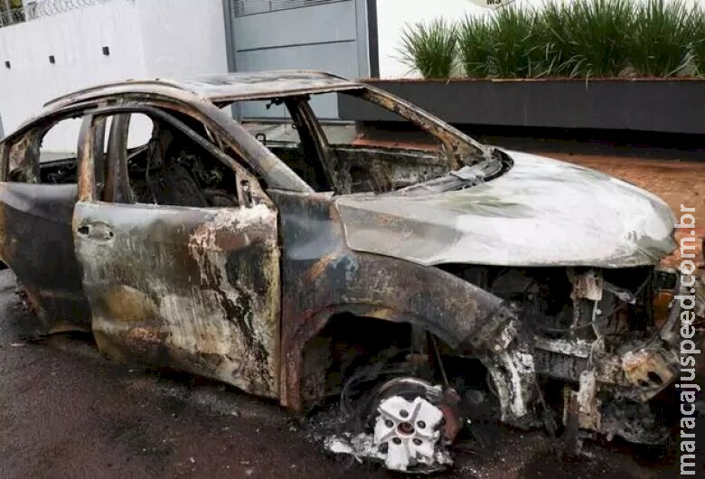 Carro usado por atirador é encontrado queimado a 8 km de local de execução em Campo Grande Carro usado por atirador é encontrado queimado a 8 km de local de execução em Campo Grande