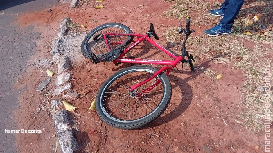 Ciclista fica ferido ao ser atingido por porta de carro em Ladário Ciclista fica ferido ao ser atingido por porta de carro em Ladário