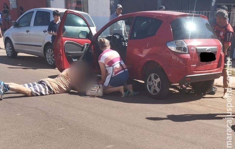 Ciclista vai parar embaixo de carro após acidente de trânsito em Caarapó Ciclista vai parar embaixo de carro após acidente de trânsito em Caarapó