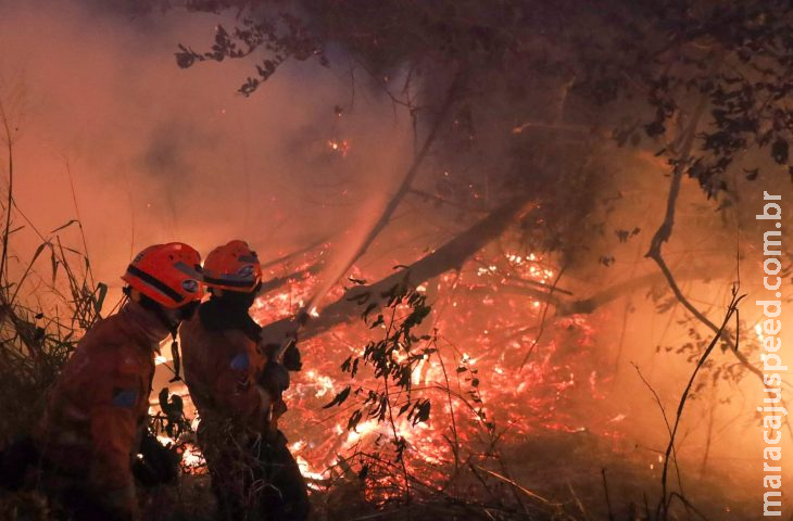 Combate direto e noturno é estratégia para controlar focos de incêndios no Pantanal Combate direto e noturno é estratégia para controlar focos de incêndios no Pantanal