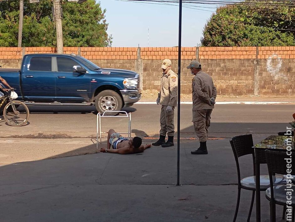 De andador e ferido a tiros, homem busca ajuda em comércio no Tiradentes De andador e ferido a tiros, homem busca ajuda em comércio no Tiradentes