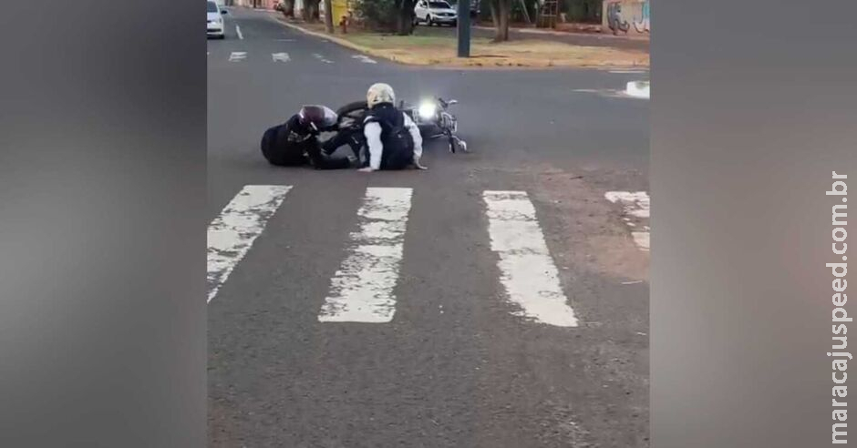 Dupla em moto é flagrada bêbada e mal consegue ficar em pé no centro de Campo Grande Dupla em moto é flagrada bêbada e mal consegue ficar em pé no centro de Campo Grande