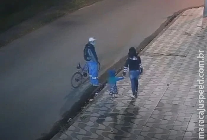 Estupro com filho no colo: vídeo mostra suspeito abordando vítima Estupro com filho no colo: vídeo mostra suspeito abordando vítima