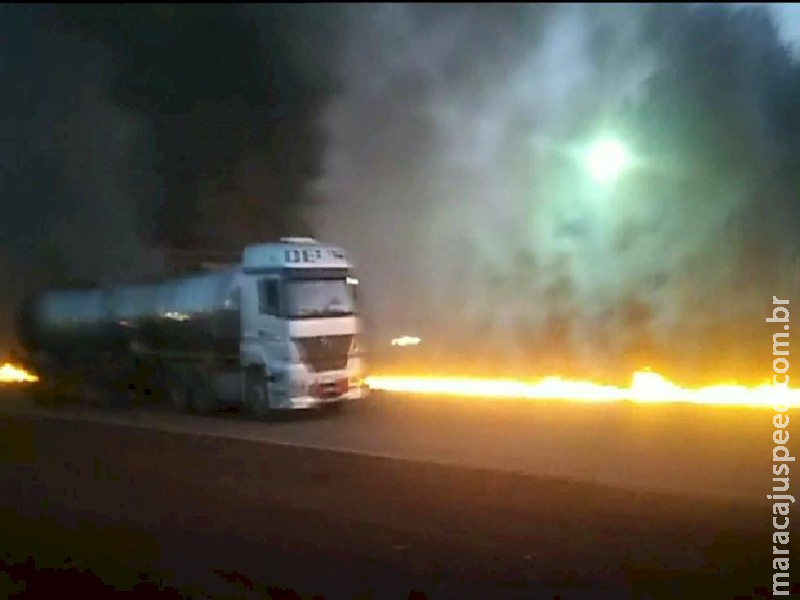 Explosão de válvula de caminhão fez gasolina e fogo se espalharem por 2 km em Campo Grande Explosão de válvula de caminhão fez gasolina e fogo se espalharem por 2 km em Campo Grande