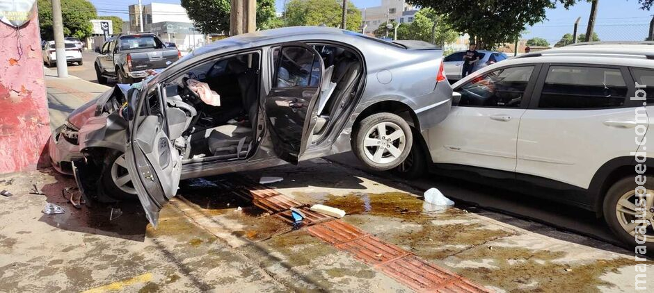Fechada joga Civic contra o muro, que Fechada joga Civic contra o muro, que