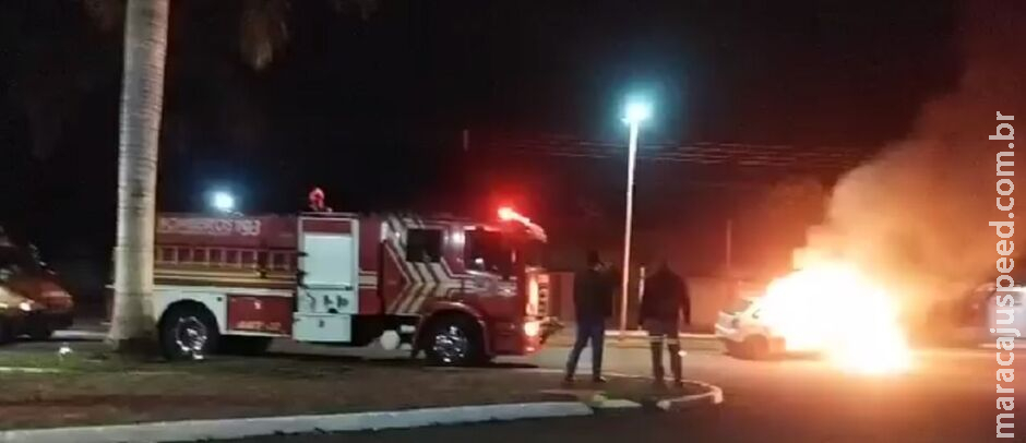 Fogo destrói carro em avenida de Rio Brilhante Fogo destrói carro em avenida de Rio Brilhante