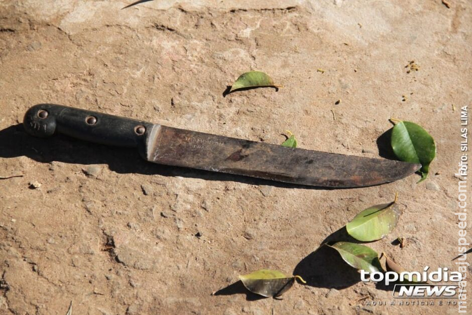 Homem é esfaqueado pela esposa durante discussão por ciúmes em Terenos Homem é esfaqueado pela esposa durante discussão por ciúmes em Terenos