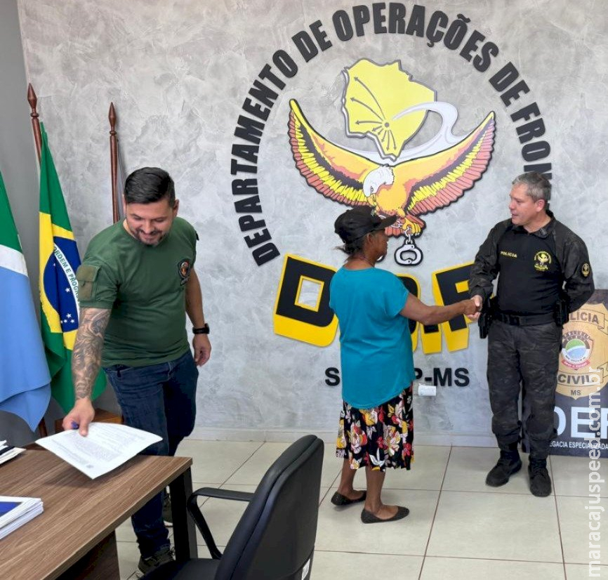 Homem encontra bolsa de indígena moradora em aldeia de Caarapó com R$ 5 mil e entrega na sede do DOF Homem encontra bolsa de indígena moradora em aldeia de Caarapó com R$ 5 mil e entrega na sede do DOF