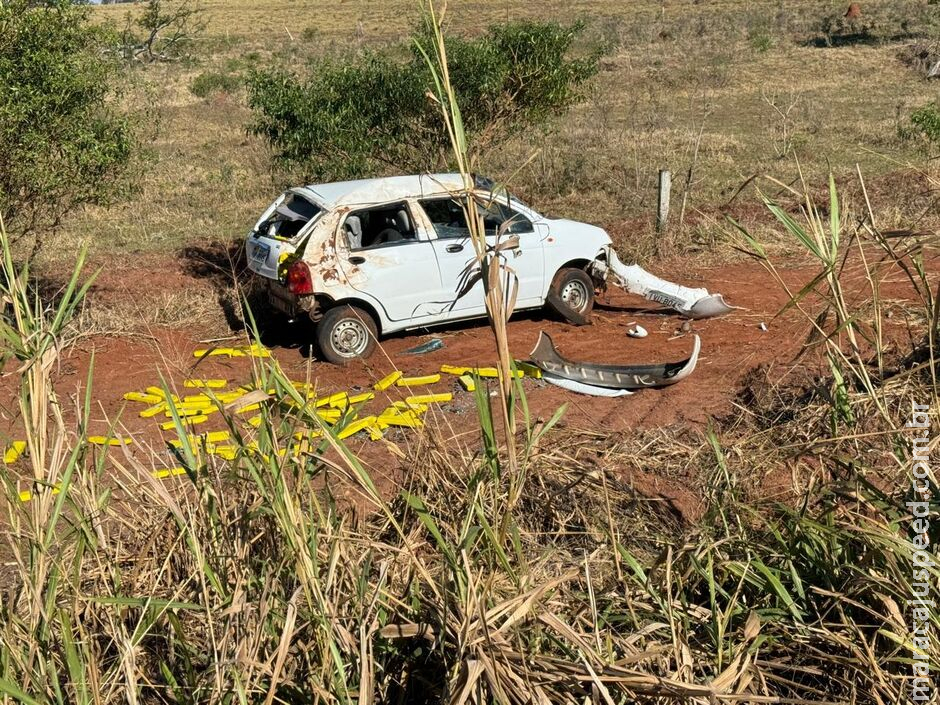 Homem foge após capotar carro com maconha e espingarda em Tacuru Homem foge após capotar carro com maconha e espingarda em Tacuru