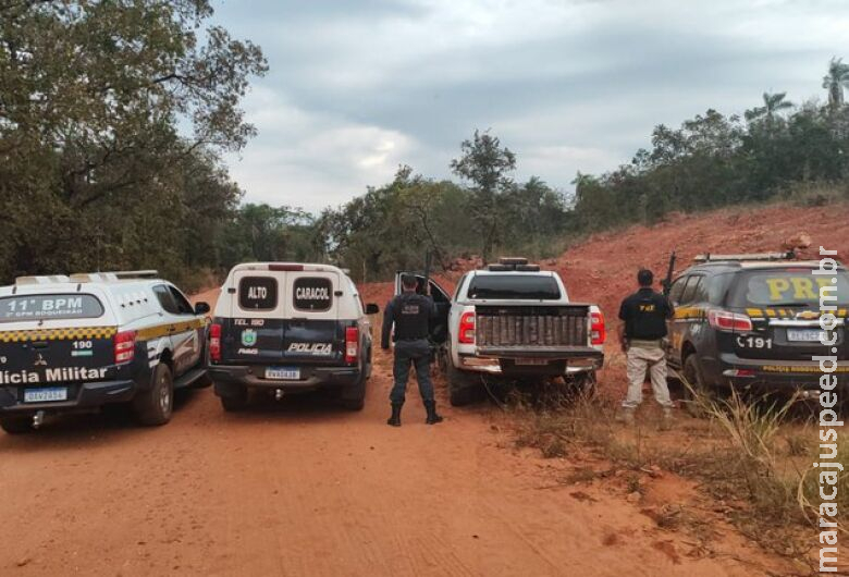 Homem foge e Hilux com mais de 1.600 kg de droga é apreendida Homem foge e Hilux com mais de 1.600 kg de droga é apreendida