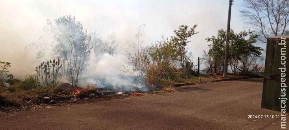 Incêndio gigantesco assusta moradores na Vila Fernanda Incêndio gigantesco assusta moradores na Vila Fernanda