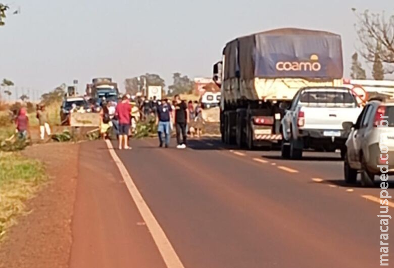 Indígenas bloqueiam rodovia BR-463 em manifestação, entre Dourados a Ponta Porã Indígenas bloqueiam rodovia BR-463 em manifestação, entre Dourados a Ponta Porã