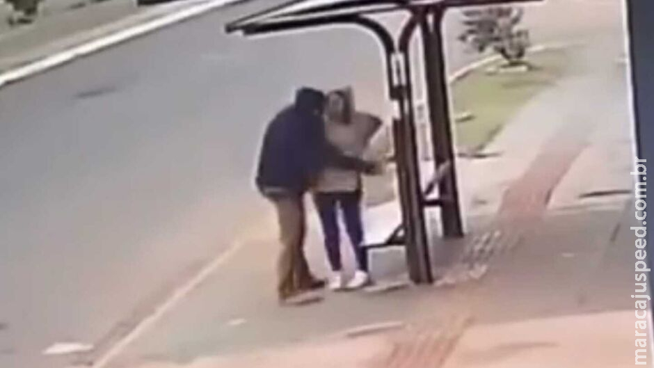Ladrão luta e derruba vítima em ponto de ônibus na Divisão Ladrão luta e derruba vítima em ponto de ônibus na Divisão
