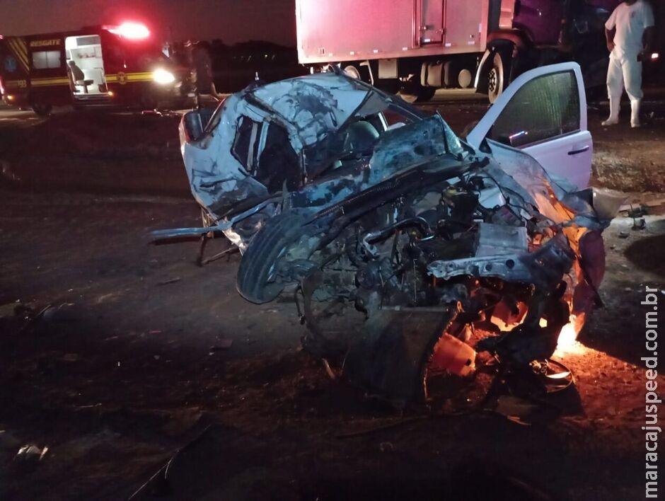 Motorista fica preso às ferragens após carro bater de frente com caminhão em Chapadão Motorista fica preso às ferragens após carro bater de frente com caminhão em Chapadão