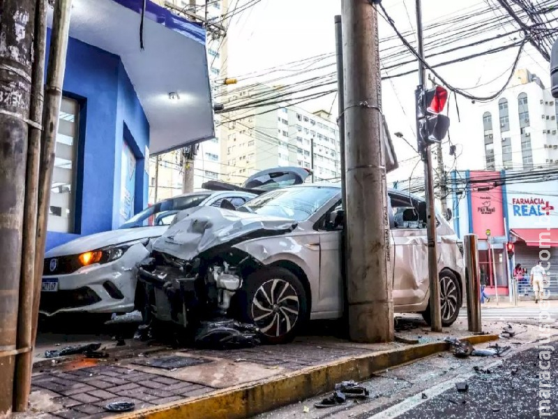Motorista ‘fura’ semáforo e carros ficam prensados na parede após acidente em Campo Grande Motorista ‘fura’ semáforo e carros ficam prensados na parede após acidente em Campo Grande