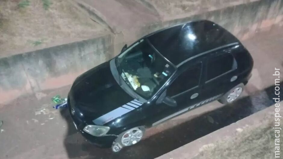 Motorista perde controle e carro cai em canal pluvial em Chapadão do Sul Motorista perde controle e carro cai em canal pluvial em Chapadão do Sul