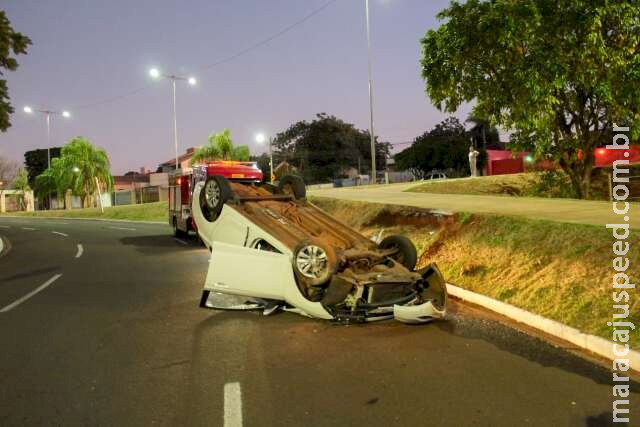 Motorista perde controle em curva e carro capota Motorista perde controle em curva e carro capota