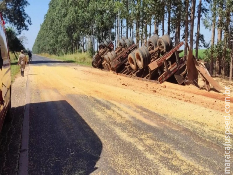 Motorista perde controle, tomba carreta e carga de soja fica espalhada na BR-376 Motorista perde controle, tomba carreta e carga de soja fica espalhada na BR-376