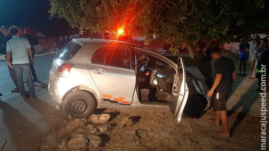 Motorista perde o controle do carro e bate contra árvore em Corumbá Motorista perde o controle do carro e bate contra árvore em Corumbá