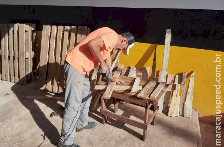 Móveis sustentáveis feitos em presídio de Coxim vão auxiliar projeto que atende mulheres artesãs Móveis sustentáveis feitos em presídio de Coxim vão auxiliar projeto que atende mulheres artesãs