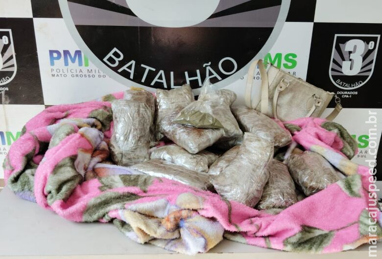 Mulher é detida com mais de 6kg de haxixe em abordagem no Trevo da Bandeira Mulher é detida com mais de 6kg de haxixe em abordagem no Trevo da Bandeira