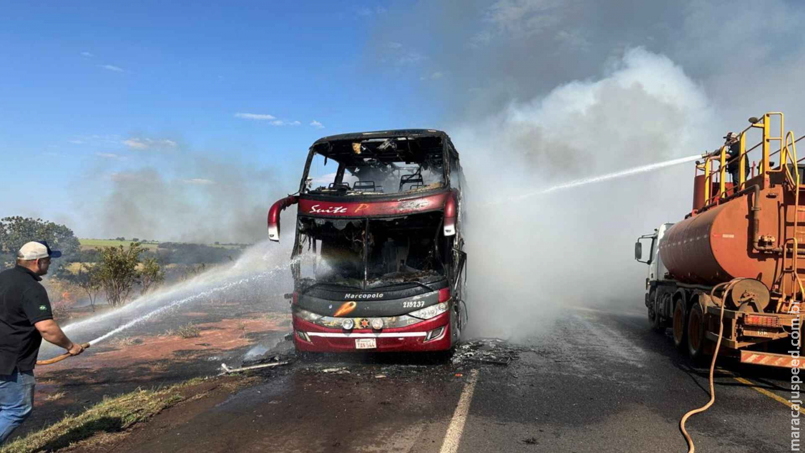 Ônibus com passageiros pega fogo na BR-163 e é totalmente destruído Ônibus com passageiros pega fogo na BR-163 e é totalmente destruído