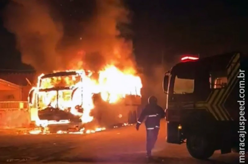 Ônibus em chamas assusta moradores em Naviraí Ônibus em chamas assusta moradores em Naviraí
