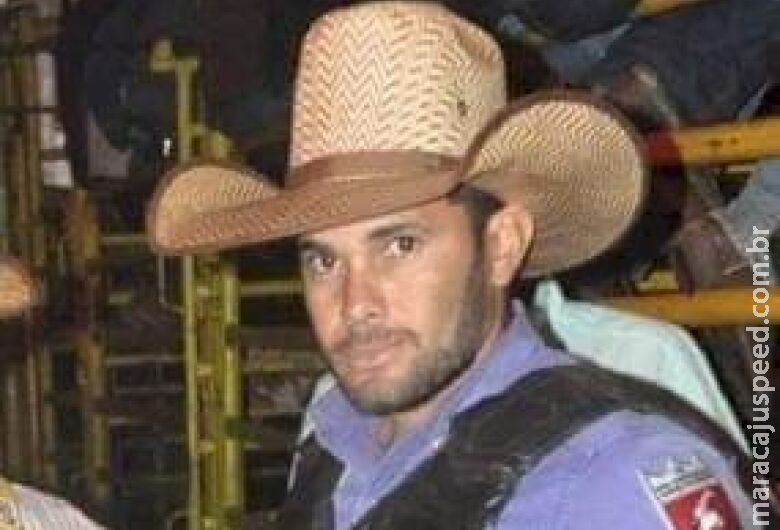 Peão é pisoteado por touro e morre durante rodeio em Fátima do Sul Peão é pisoteado por touro e morre durante rodeio em Fátima do Sul