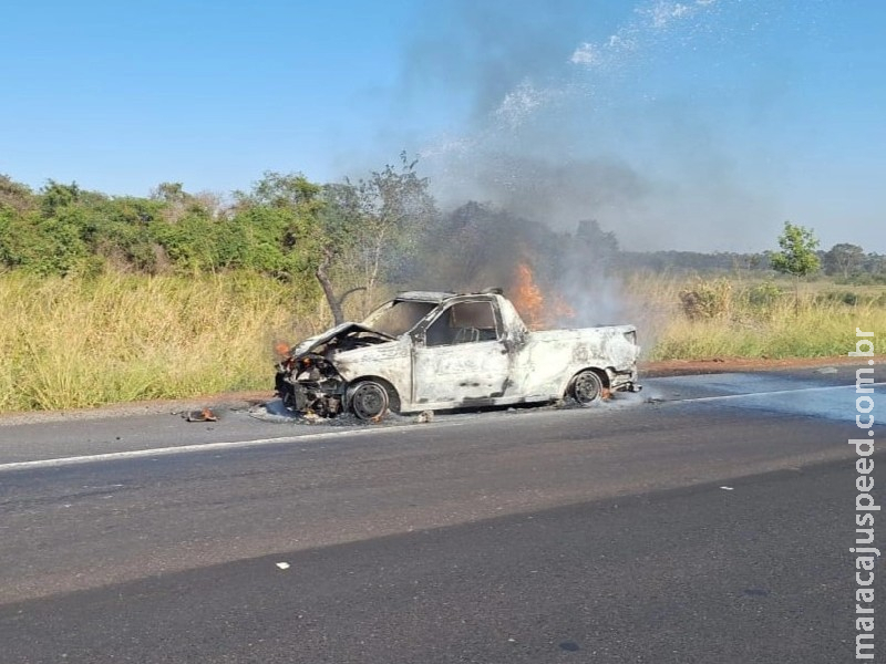 Picape bate na traseira de carreta e pega fogo na BR-267, em Nova Andradina Picape bate na traseira de carreta e pega fogo na BR-267, em Nova Andradina