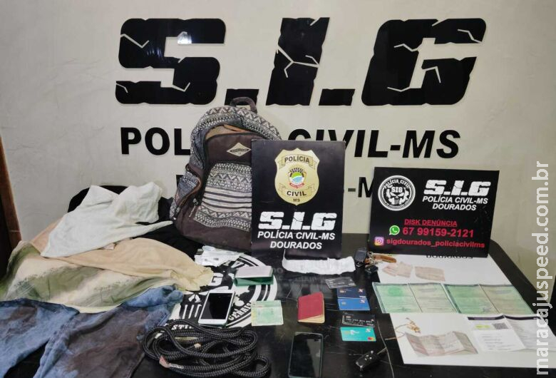 Polícia apreende vários objetos com mulher presa suspeita pela morte de oficial de justiça Polícia apreende vários objetos com mulher presa suspeita pela morte de oficial de justiça