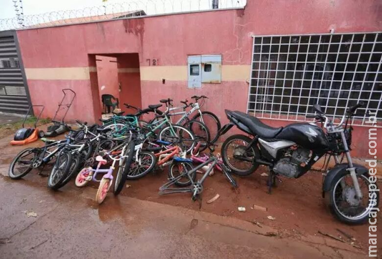 Polícia "estoura" depósito de ladrões e usa caminhão para recolher tudo Polícia "estoura" depósito de ladrões e usa caminhão para recolher tudo