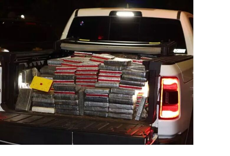Polícia prende dupla e fecha depósito com 696 quilos cocaína