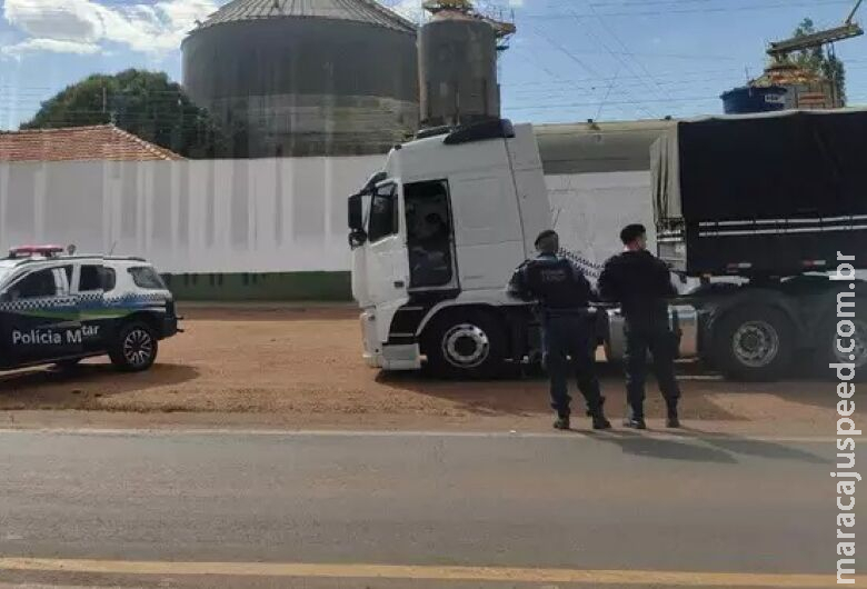 Policia recupera caminhão roubado após motorista ter sido sequestrado
